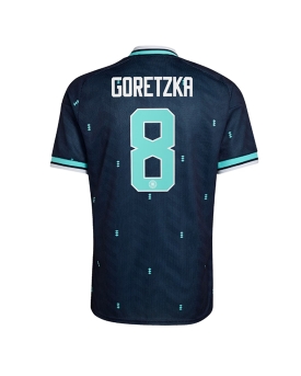 Billige Fotballdrakt Tyskland Leon Goretzka #8 Replika Bortedrakt VM 2026 Kortermet Billige Fotballdrakt Tyskland Leon Goretzka #8 Replika Bortedrakt VM 2026 Kortermet